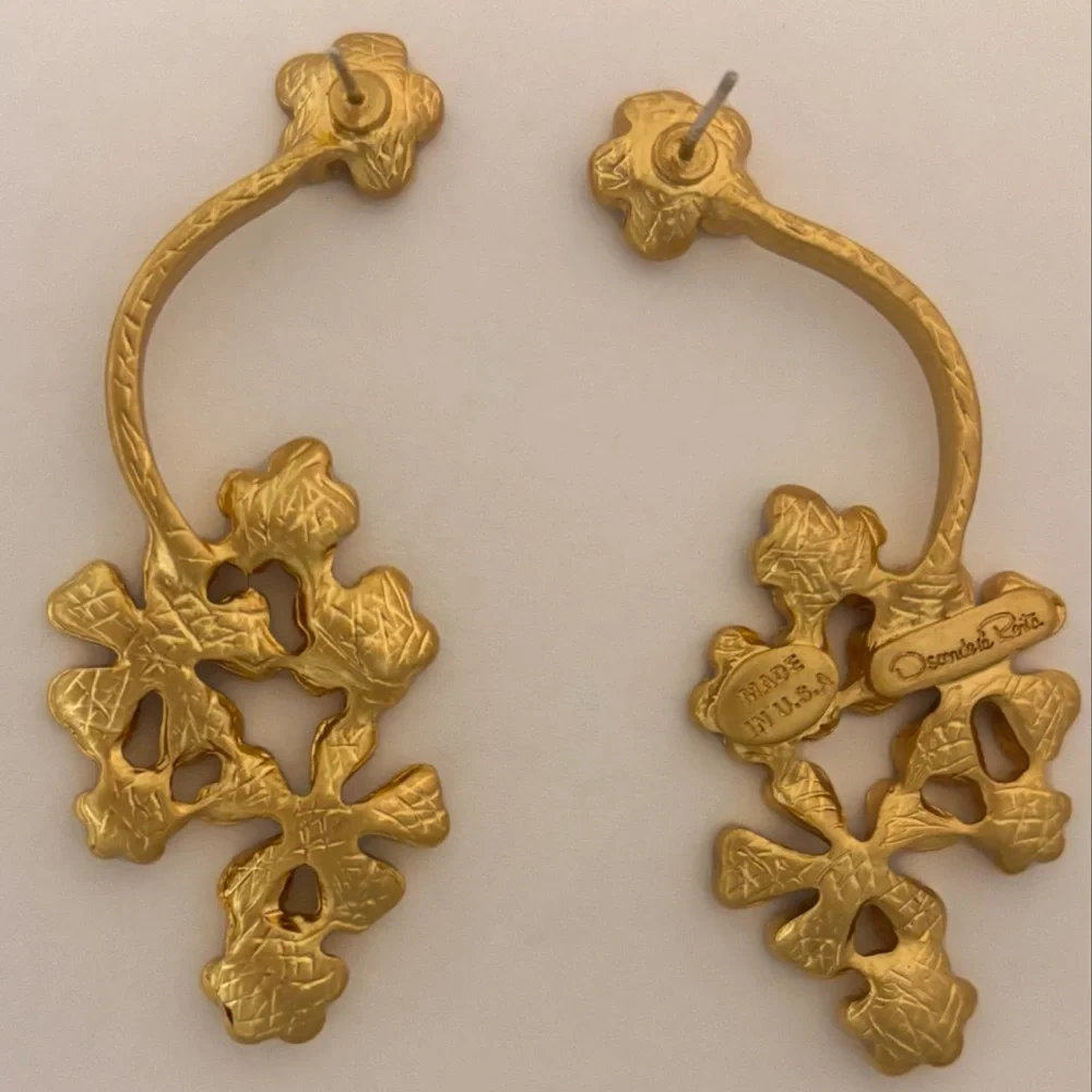 OSCAR DE LA RENTA • Flower Cluster Earrings Blue Enamel Gold Post Earrings